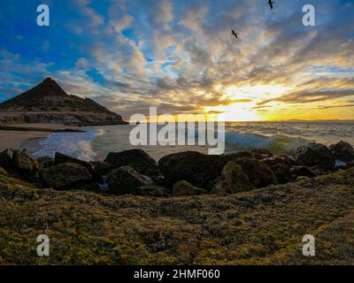 Sonnenuntergang mit Wolken am Strand von Kino Bay in alten Steinpier in Sonora Mexiko.Landschaft, Meerwasser und Strand, Golf von Kalifornien, Sea of Cortez oder Mar Bermejo, die zwischen der Halbinsel Baja California liegt. Touristenziel. Land, festes Land am Horizont. (Foto: Luis Gutierrez / NortePhoto.com) Atardecer con nubes en la playa de bahia de Kino en viejo muelle de piedra en Sonora Mexico.paisaje, agua de mar y playa, Golfo de California, Mar de Cortés o Mar Bermejo, que se encuentra entre la Península de Baja California. destino TURÍSTICO. tierra, tierra firme en el horizonte. (Foto: Stockfoto