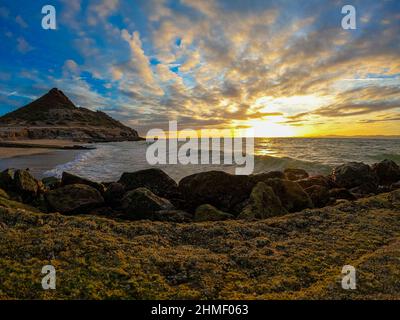 Sonnenuntergang mit Wolken am Strand von Kino Bay in alten Steinpier in Sonora Mexiko.Landschaft, Meerwasser und Strand, Golf von Kalifornien, Sea of Cortez oder Mar Bermejo, die zwischen der Halbinsel Baja California liegt. Touristenziel. Land, festes Land am Horizont. (Foto: Luis Gutierrez / NortePhoto.com) Atardecer con nubes en la playa de bahia de Kino en viejo muelle de piedra en Sonora Mexico.paisaje, agua de mar y playa, Golfo de California, Mar de Cortés o Mar Bermejo, que se encuentra entre la Península de Baja California. destino TURÍSTICO. tierra, tierra firme en el horizonte. (Foto: Stockfoto