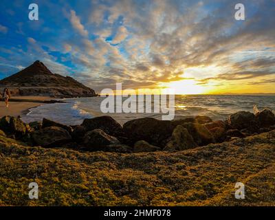 Sonnenuntergang mit Wolken am Strand von Kino Bay in alten Steinpier in Sonora Mexiko.Landschaft, Meerwasser und Strand, Golf von Kalifornien, Sea of Cortez oder Mar Bermejo, die zwischen der Halbinsel Baja California liegt. Touristenziel. Land, festes Land am Horizont. (Foto: Luis Gutierrez / NortePhoto.com) Atardecer con nubes en la playa de bahia de Kino en viejo muelle de piedra en Sonora Mexico.paisaje, agua de mar y playa, Golfo de California, Mar de Cortés o Mar Bermejo, que se encuentra entre la Península de Baja California. destino TURÍSTICO. tierra, tierra firme en el horizonte. (Foto: Stockfoto