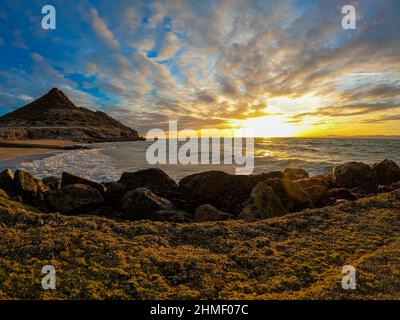 Sonnenuntergang mit Wolken am Strand von Kino Bay in alten Steinpier in Sonora Mexiko.Landschaft, Meerwasser und Strand, Golf von Kalifornien, Sea of Cortez oder Mar Bermejo, die zwischen der Halbinsel Baja California liegt. Touristenziel. Land, festes Land am Horizont. (Foto: Luis Gutierrez / NortePhoto.com) Atardecer con nubes en la playa de bahia de Kino en viejo muelle de piedra en Sonora Mexico.paisaje, agua de mar y playa, Golfo de California, Mar de Cortés o Mar Bermejo, que se encuentra entre la Península de Baja California. destino TURÍSTICO. tierra, tierra firme en el horizonte. (Foto: Stockfoto