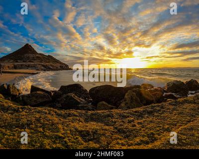 Sonnenuntergang mit Wolken am Strand von Kino Bay in alten Steinpier in Sonora Mexiko.Landschaft, Meerwasser und Strand, Golf von Kalifornien, Sea of Cortez oder Mar Bermejo, die zwischen der Halbinsel Baja California liegt. Touristenziel. Land, festes Land am Horizont. (Foto: Luis Gutierrez / NortePhoto.com) Atardecer con nubes en la playa de bahia de Kino en viejo muelle de piedra en Sonora Mexico.paisaje, agua de mar y playa, Golfo de California, Mar de Cortés o Mar Bermejo, que se encuentra entre la Península de Baja California. destino TURÍSTICO. tierra, tierra firme en el horizonte. (Foto: Stockfoto