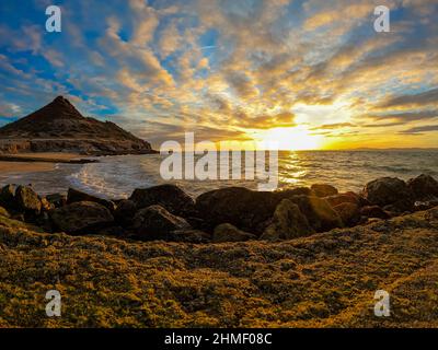 Sonnenuntergang mit Wolken am Strand von Kino Bay in alten Steinpier in Sonora Mexiko.Landschaft, Meerwasser und Strand, Golf von Kalifornien, Sea of Cortez oder Mar Bermejo, die zwischen der Halbinsel Baja California liegt. Touristenziel. Land, festes Land am Horizont. (Foto: Luis Gutierrez / NortePhoto.com) Atardecer con nubes en la playa de bahia de Kino en viejo muelle de piedra en Sonora Mexico.paisaje, agua de mar y playa, Golfo de California, Mar de Cortés o Mar Bermejo, que se encuentra entre la Península de Baja California. destino TURÍSTICO. tierra, tierra firme en el horizonte. (Foto: Stockfoto