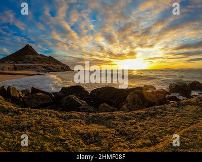 Sonnenuntergang mit Wolken am Strand von Kino Bay in alten Steinpier in Sonora Mexiko.Landschaft, Meerwasser und Strand, Golf von Kalifornien, Sea of Cortez oder Mar Bermejo, die zwischen der Halbinsel Baja California liegt. Touristenziel. Land, festes Land am Horizont. (Foto: Luis Gutierrez / NortePhoto.com) Atardecer con nubes en la playa de bahia de Kino en viejo muelle de piedra en Sonora Mexico.paisaje, agua de mar y playa, Golfo de California, Mar de Cortés o Mar Bermejo, que se encuentra entre la Península de Baja California. destino TURÍSTICO. tierra, tierra firme en el horizonte. (Foto: Stockfoto