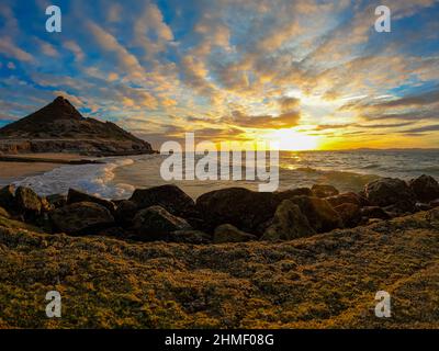 Sonnenuntergang mit Wolken am Strand von Kino Bay in alten Steinpier in Sonora Mexiko.Landschaft, Meerwasser und Strand, Golf von Kalifornien, Sea of Cortez oder Mar Bermejo, die zwischen der Halbinsel Baja California liegt. Touristenziel. Land, festes Land am Horizont. (Foto: Luis Gutierrez / NortePhoto.com) Atardecer con nubes en la playa de bahia de Kino en viejo muelle de piedra en Sonora Mexico.paisaje, agua de mar y playa, Golfo de California, Mar de Cortés o Mar Bermejo, que se encuentra entre la Península de Baja California. destino TURÍSTICO. tierra, tierra firme en el horizonte. (Foto: Stockfoto