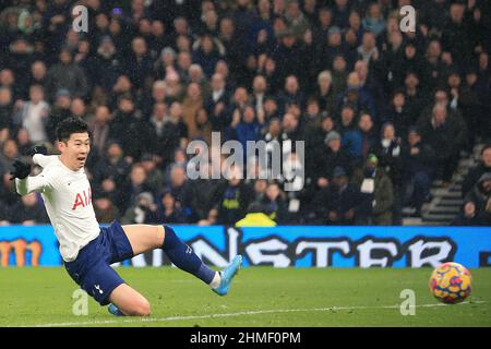 London, Großbritannien. 09th. Februar 2022. Sohn Heung-Min von Tottenham Hotspur erzielt seinen Teams den zweiten Treffer. Premier League Spiel, Tottenham Hotspur gegen Southampton im Tottenham Hotspur Stadium in London am Mittwoch, 9th. Februar 2022. Dieses Bild darf nur für redaktionelle Zwecke verwendet werden. Nur zur redaktionellen Verwendung, Lizenz für kommerzielle Nutzung erforderlich. Keine Verwendung bei Wetten, Spielen oder Veröffentlichungen in einem Club/einer Liga/einem Spieler. PIC von Steffan Bowen/Andrew Orchard Sports Photography/Alamy Live News Credit: Andrew Orchard Sports Photography/Alamy Live News Stockfoto