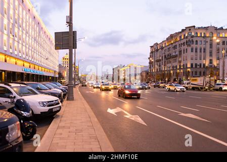 Moskau. Russland. Herbst 2019. Ein Gartenring voller Autos. Eine breite Autobahn im Zentrum der Metropole am Abend. Sehr starker Verkehr in einem hu Stockfoto