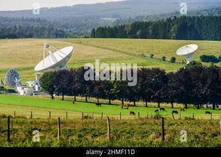 Die Antennen der Europäischen Weltraumorganisation auf dem Land rund um das Dorf Redu in Wallonien | Les antennes du l'agence spatiale europeenne dan Stockfoto