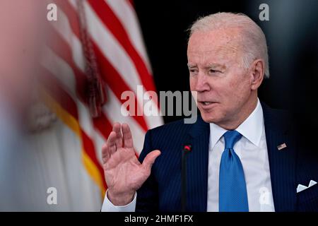 Washington, DC, USA. 9th. Februar 2022. Der Präsident der Vereinigten Staaten, Joe Biden, spricht während eines Treffens mit leitenden Angestellten der Energieversorgungsunternehmen im Staatlichen Speisesaal des Weißen Hauses in Washington, DC, USA, am Mittwoch, den 9. Februar, 2022. Biden trifft sich mit den Führern einiger der größten Versorgungsunternehmen des Landes, während das Weiße Haus einen erneuten Anstoß gibt, sein mit Klimaausgaben beladenes Versöhnungspaket wieder auf Kurs zu bringen. Quelle: Andrew Harrer/Pool via CNP/dpa/Alamy Live News Stockfoto