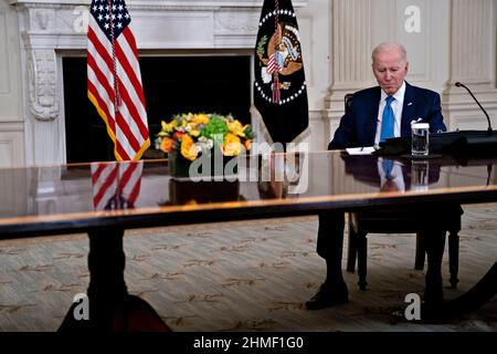 Washington, DC, USA. 9th. Februar 2022. Der Präsident der Vereinigten Staaten, Joe Biden, spricht während eines Treffens mit leitenden Angestellten der Energieversorgungsunternehmen im Staatlichen Speisesaal des Weißen Hauses in Washington, DC, USA, am Mittwoch, den 9. Februar, 2022. Biden trifft sich mit den Führern einiger der größten Versorgungsunternehmen des Landes, während das Weiße Haus einen erneuten Anstoß gibt, sein mit Klimaausgaben beladenes Versöhnungspaket wieder auf Kurs zu bringen. Quelle: Andrew Harrer/Pool via CNP/dpa/Alamy Live News Stockfoto