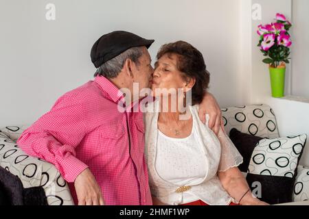 Romantische lateinische Großeltern küssen sich gegenseitig. Stockfoto