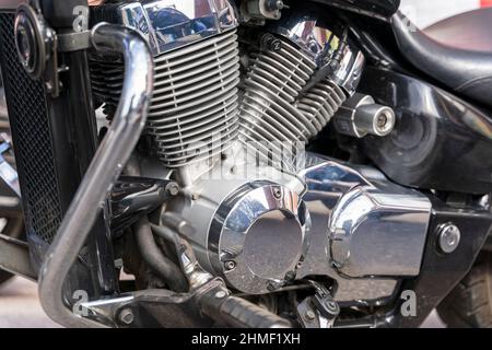 V-förmiger Motorradmotor, glänzend verchromt leistungsstarker V-förmiger Motorradmotor, 2 Zylinder Stockfoto