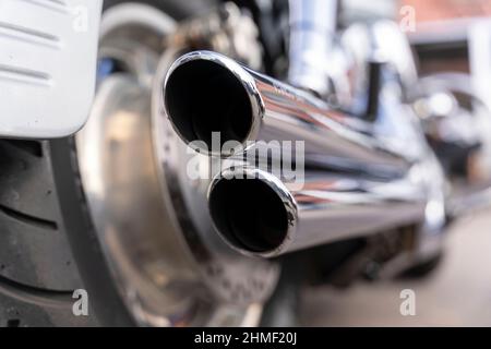 verchromte Motorrad-Auspuffrohre, Motorrad hinten. Stockfoto