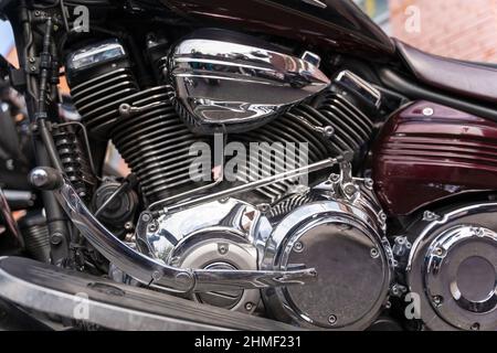 V-förmiger Motorradmotor, glänzend verchromt leistungsstarker V-förmiger Motorradmotor, 2 Zylinder Stockfoto