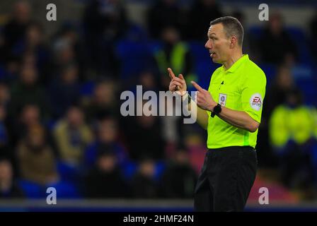 Cardiff, Wales, Großbritannien. 9th. Februar 2022 ; Cardiff City Stadium, Cardiff, Wales; Championship Football, Cardiff City gegen Peterborough; Schiedsrichter Kevin Friend während des Spiels Kredit: Action Plus Sports Images/Alamy Live News Stockfoto