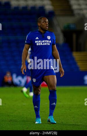 Cardiff, Großbritannien. 09th. Februar 2022. Uche Ikpezu von Cardiff City schaut auf. EFL Skybet Championship match, Cardiff City gegen Peterborough Utd im Cardiff City Stadium in Cardiff, Wales am Mittwoch, 9th. Februar 2022. Dieses Bild darf nur für redaktionelle Zwecke verwendet werden. Nur zur redaktionellen Verwendung, Lizenz für kommerzielle Nutzung erforderlich. Keine Verwendung bei Wetten, Spielen oder Veröffentlichungen in einem Club/einer Liga/einem Spieler. PIC von Lewis Mitchell/Andrew Orchard Sports Photography/Alamy Live News Credit: Andrew Orchard Sports Photography/Alamy Live News Stockfoto