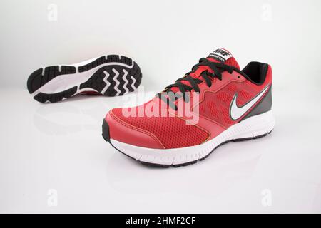 Portugal, 9. Februar 2022:Nike Sneaker Running. Nike, multinationales Unternehmen. Isoliert auf Weiß. Produktfotos. Stockfoto