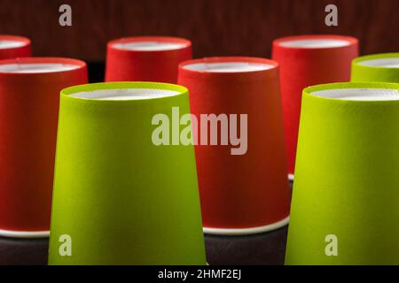 Kreative minimalistische Komposition, Muster aus invertierten Pappbechern auf schwarzem Hintergrund, Kaffee, Ökologie-Konzepte, Recycling Stockfoto