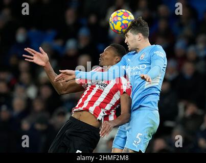 Manchester, England, 9th. Februar 2022. John Stones von Manchester City (R) steht vor Ethan Pinnock von Brentford während des Spiels der Premier League im Etihad Stadium in Manchester. Bildnachweis sollte lauten: Andrew Yates / Sportimage Kredit: Sportimage/Alamy Live News Stockfoto