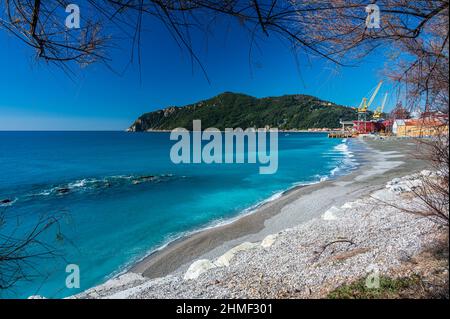 Die Farbe des Meeres im Golf von Riva Trigoso, in der Nähe von Sestri Levante an der italienischen Riviera Stockfoto