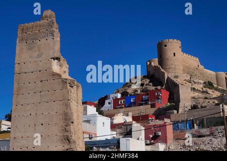 Maurische Festung Alcazaba im Stadtteil La Chanca mit roten und blauen Häusern, Ruinen der Stadtmauer, Almeria, Andalusien, Spanien Stockfoto