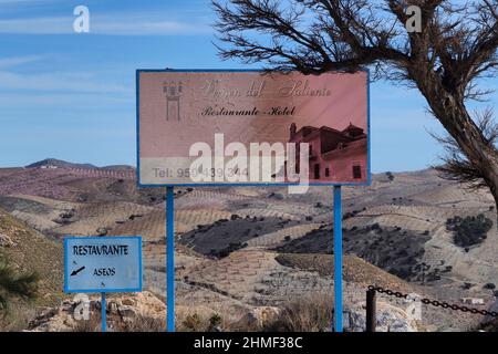 Beschilderung für Restaurant im Kloster Virgin de Saliente, Mandelgarten in der Sierra de las Estancias, Andalusien, Spanien Stockfoto