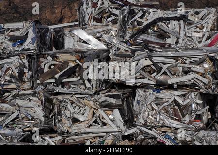 Zerkleinertes Aluminium, gestapelt in Würfeln, Aluminiumblöcke, Schrottstapel mit Metall, Aluminiumabfall, Metallschrott, Schrottplatz, Verschrottung Stockfoto