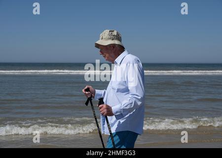 Älterer Mann zu Fuß am Strand, Juist Island, Nordsee, Ostfriesland, Niedersachsen, Deutschland Stockfoto