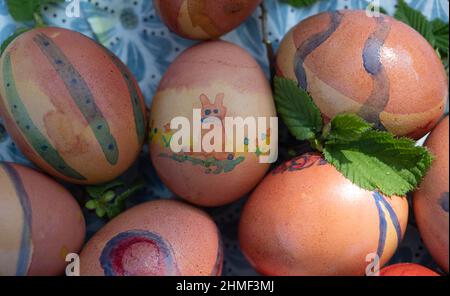 Bunt bemalte Ostereier, Deutschland Stockfoto