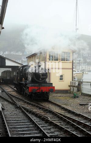 „Lydham Manor“ (läuft als Klassenpionier 7800 „Torquay Manor“) an der Kingswear Station. Stockfoto