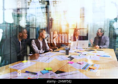 Eine Gruppe von Geschäftsleuten trifft sich im Büro Stockfoto