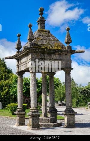 Vier Säulen pyramidenförmiges Dach mit der Statue von Christus am Kreuz, unserem Herrn des Guten Todes Kreuz, Trancoso, Serra da Estrela, Portugal Stockfoto