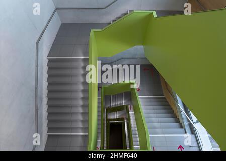 Richtungspfeile im Treppenhaus der Stadtbibliothek, Nürnberg, Mittelfranken, Bayern, Deutschland Stockfoto