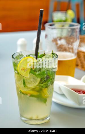 Frisch gekühlter Mojito-Cocktail auf Holztisch Stockfoto