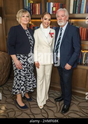 Windsor, Großbritannien. 09th. Februar 2022. Katie Piper OBE posiert mit ihren Eltern David und Diane Piper, nachdem sie ihre Auszeichnung von der Prinzessin Royal für Verdienste um wohltätige Zwecke erhalten und Überlebende verbrannt hat. Kredit: SOPA Images Limited/Alamy Live Nachrichten Stockfoto