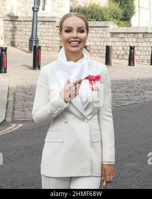 Windsor, Großbritannien. 09th. Februar 2022. Katie Piper OBE wird mit ihrer Familie in Windsor gefeiert, nachdem sie ihre Auszeichnung von der Prinzessin Royal für Verdienste um wohltätige Zwecke erhalten und Überlebende verbrannt hat. Kredit: SOPA Images Limited/Alamy Live Nachrichten Stockfoto