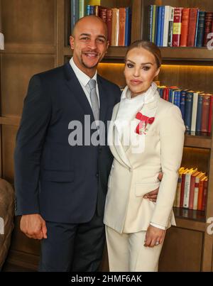 Windsor, Großbritannien. 09th. Februar 2022. Katie Piper OBE posiert mit ihrem Mann Richard Sutton, nachdem sie ihre Auszeichnung von der Prinzessin Royal für Verdienste um wohltätige Zwecke erhalten und Überlebende verbrannt hat. Kredit: SOPA Images Limited/Alamy Live Nachrichten Stockfoto