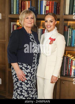 Windsor, Großbritannien. 09th. Februar 2022. Katie Piper OBE posiert mit ihrer Mutter Diane Piper, nachdem sie ihre Auszeichnung von der Prinzessin Royal für Verdienste um wohltätige Zwecke erhalten und Überlebende verbrannt hat. Kredit: SOPA Images Limited/Alamy Live Nachrichten Stockfoto