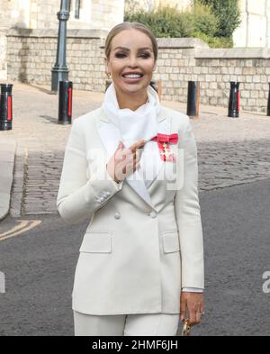 Windsor, Großbritannien. 09th. Februar 2022. Katie Piper OBE wird mit ihrer Familie in Windsor gefeiert, nachdem sie ihre Auszeichnung von der Prinzessin Royal für Verdienste um wohltätige Zwecke erhalten und Überlebende verbrannt hat. (Foto von Brett Cove/SOPA Images/Sipa USA) Quelle: SIPA USA/Alamy Live News Stockfoto