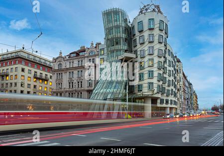 Fahrende Straßenbahn vor dem Tanzhaus, Prag, Tschechische Republik Stockfoto