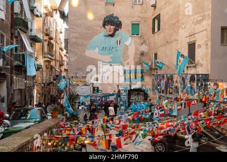 Naples, Italien, 23. Januar 2022: Die Straßenkunst des berühmten Diego Armando Maradona in der Innenstadt von Neapel voller argentinischer Flaggen Stockfoto