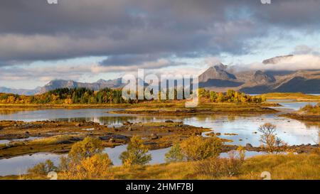 Herbstlandschaft, Fjorde mit Bergen im Hintergrund, bei Svolvaer, Lofoten, Norwegen Stockfoto