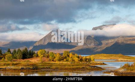 Herbstlandschaft, Fjorde mit Bergen im Hintergrund, bei Svolvaer, Lofoten, Norwegen Stockfoto