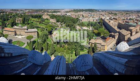 Blick auf die Vatikanischen Gärten von der Kuppel der Basilika San Pietro oder des Petersdoms, Vatikanstadt, Vatikan, Rom, Latium, Italien Stockfoto