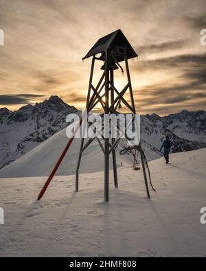 Wunderschöne Winterlandschaft. Metallglocke vor der Kulisse von wunderschönen Berggipfeln. Stockfoto