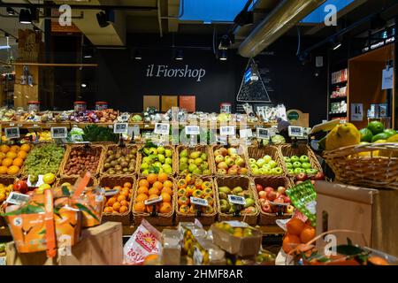 Interieur des Lebensmittelgeschäftes Fiorfood Coop mit Obst, Gemüse und typischen Produkten in der Galleria San Federico, Turin, Piemont, Italien Stockfoto