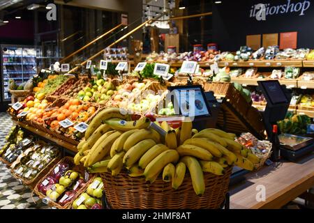 Interieur des Lebensmittelgeschäftes Fiorfood Coop mit Obst, Gemüse und typischen Produkten in der Galleria San Federico, Turin, Piemont, Italien Stockfoto