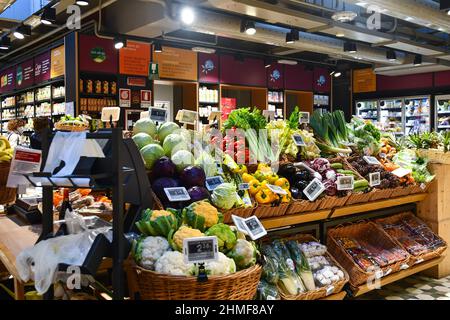 Interieur des Lebensmittelgeschäftes Fiorfood Coop mit Obst, Gemüse und typischen Produkten in der Galleria San Federico, Turin, Piemont, Italien Stockfoto