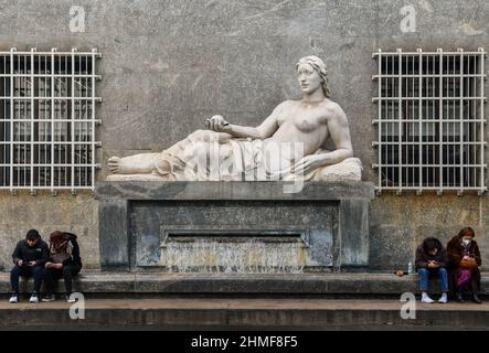 Die Marmorstatue, die den Fluss Dora Riparia auf der Piazza CNL mit Menschen darstellt, Turin, Piemont, Italien Stockfoto