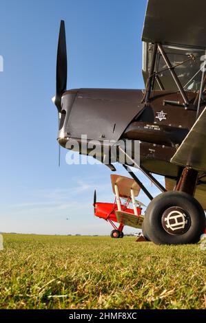 Tiger Moth Doppeldecker sitzen auf das Gras in Duxford Airfield.de Havilland DH 82 Tiger Moth Ebene. Oldtimer. Flugzeuge. Flugzeuge. Luftfahrt Stockfoto