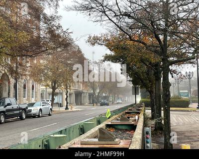 Augusta, GA USA - 12 09 21: Bahnansicht von Verkehr und leichtem Nebel am Morgen in der Innenstadt von Augusta GA Stockfoto